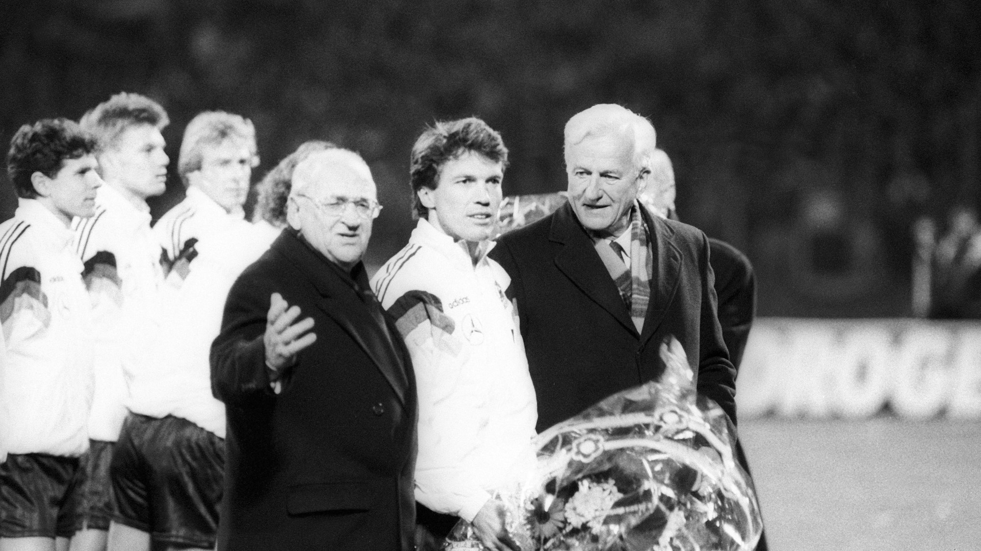 Lothar Matthäus (Mitte) mit fröstelndem Blumenstrauß eingerahmt von DFB-Präsident Egidius Braun (l.) und Bundespräsident Richard von Weizsäcker am 17. November 1993.