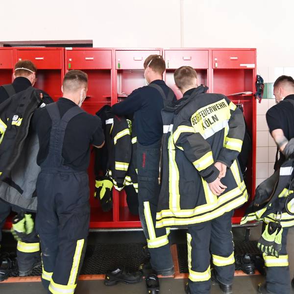 Kölner Feuerwehrleute auf einer Wache. Die Stadt Köln zahlt Azubis künftig weniger Geld, als ihnen versprochen wurde. (Symbolbild)
