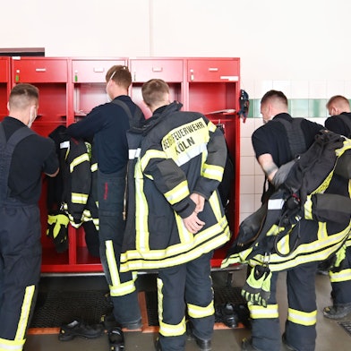 Kölner Feuerwehrleute auf einer Wache. Die Stadt Köln zahlt Azubis künftig weniger Geld, als ihnen versprochen wurde. (Symbolbild)
