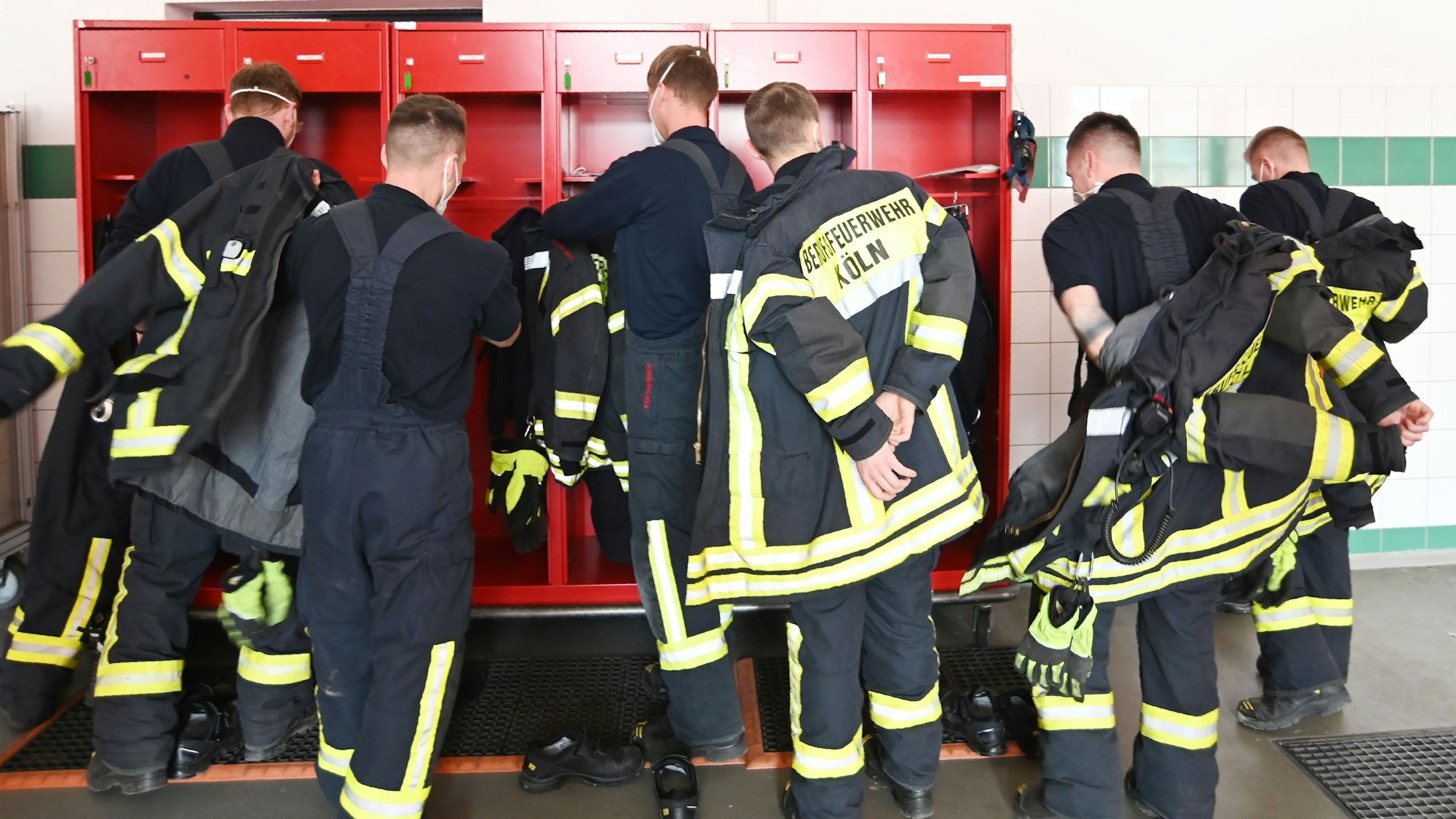 Kölner Feuerwehrleute auf einer Wache. Die Stadt Köln zahlt Azubis künftig weniger Geld, als ihnen versprochen wurde. (Symbolbild)