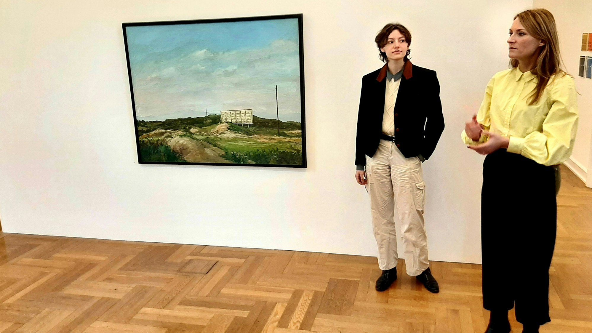 Ausstellung "sein & haben" im Museum Morsbroich. Menschen aus der Stadtgesellschaft kuratierten gemeinsam mit Kuratorin Thekla Zell aus der Sammlung des Museums in Leverkusen heraus je einen eigenen Raum, darunter auch Olive (auf diesem Bild zwischen links neben Theklka Zell), Gülüzar Büyrü-Yildirim und Rolf Nietzard.