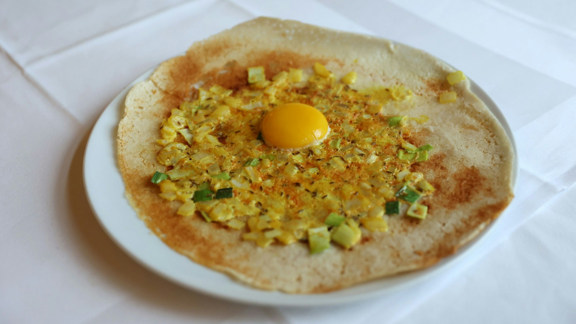 Auf einem Teller liegt das Gericht Egg Thosai im Restaurant Ceylon Curry in Leverkusen.