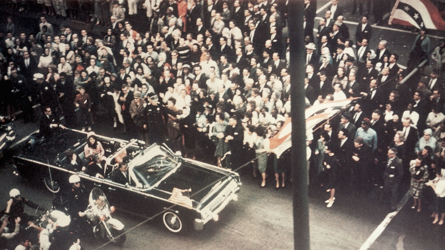 US-Präsident John F. Kennedy und First Lady Jacqueline Kennedy fahren kurz vor dem Attentat mit John Connally. Gouverneur von Texas, durch Dallas.. (Photo by © CORBIS/Corbis via Getty Images)