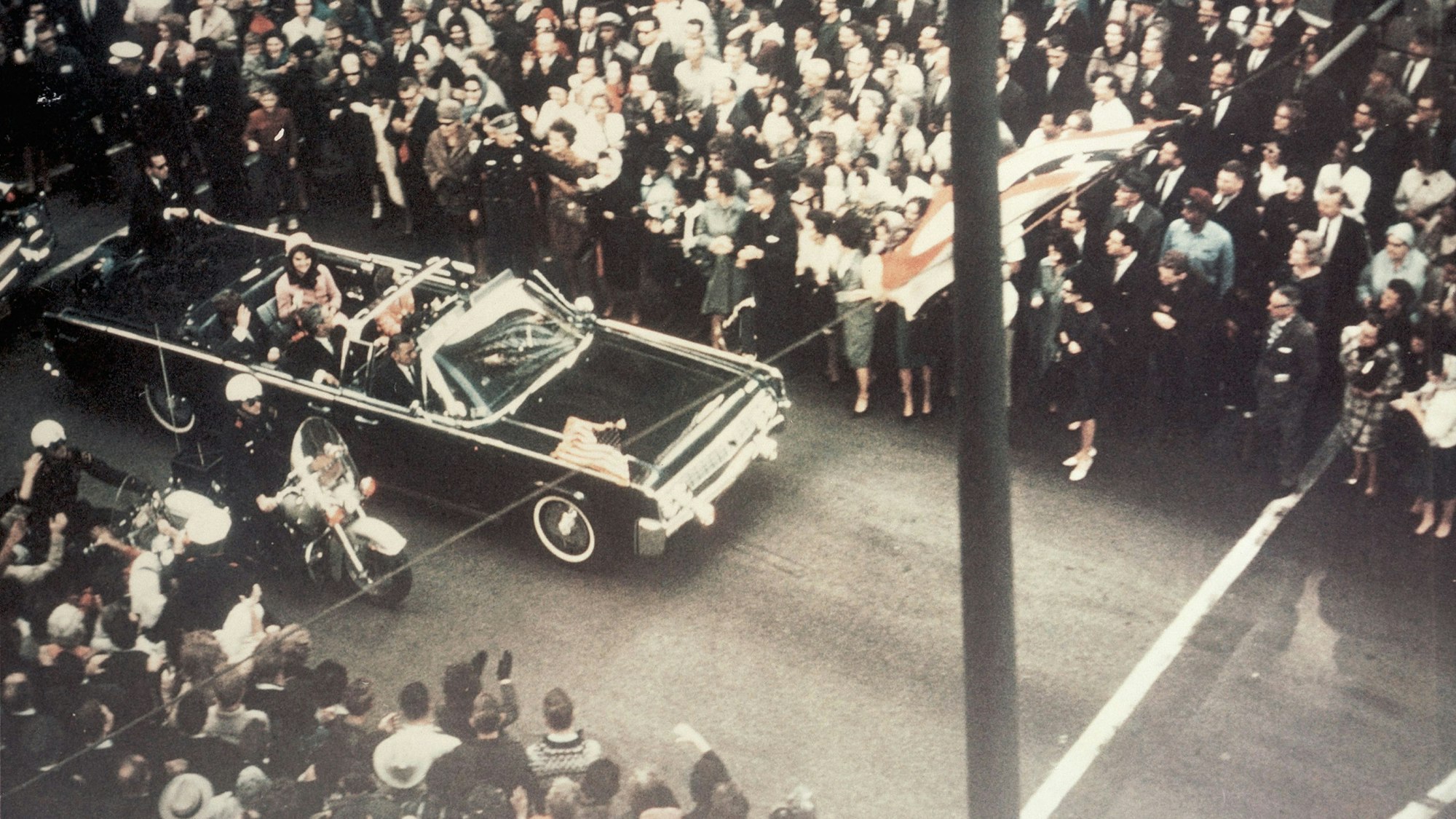 US-Präsident John F. Kennedy und First Lady Jacqueline Kennedy fahren kurz vor dem Attentat mit John Connally. Gouverneur von Texas, durch Dallas.. (Photo by © CORBIS/Corbis via Getty Images)
