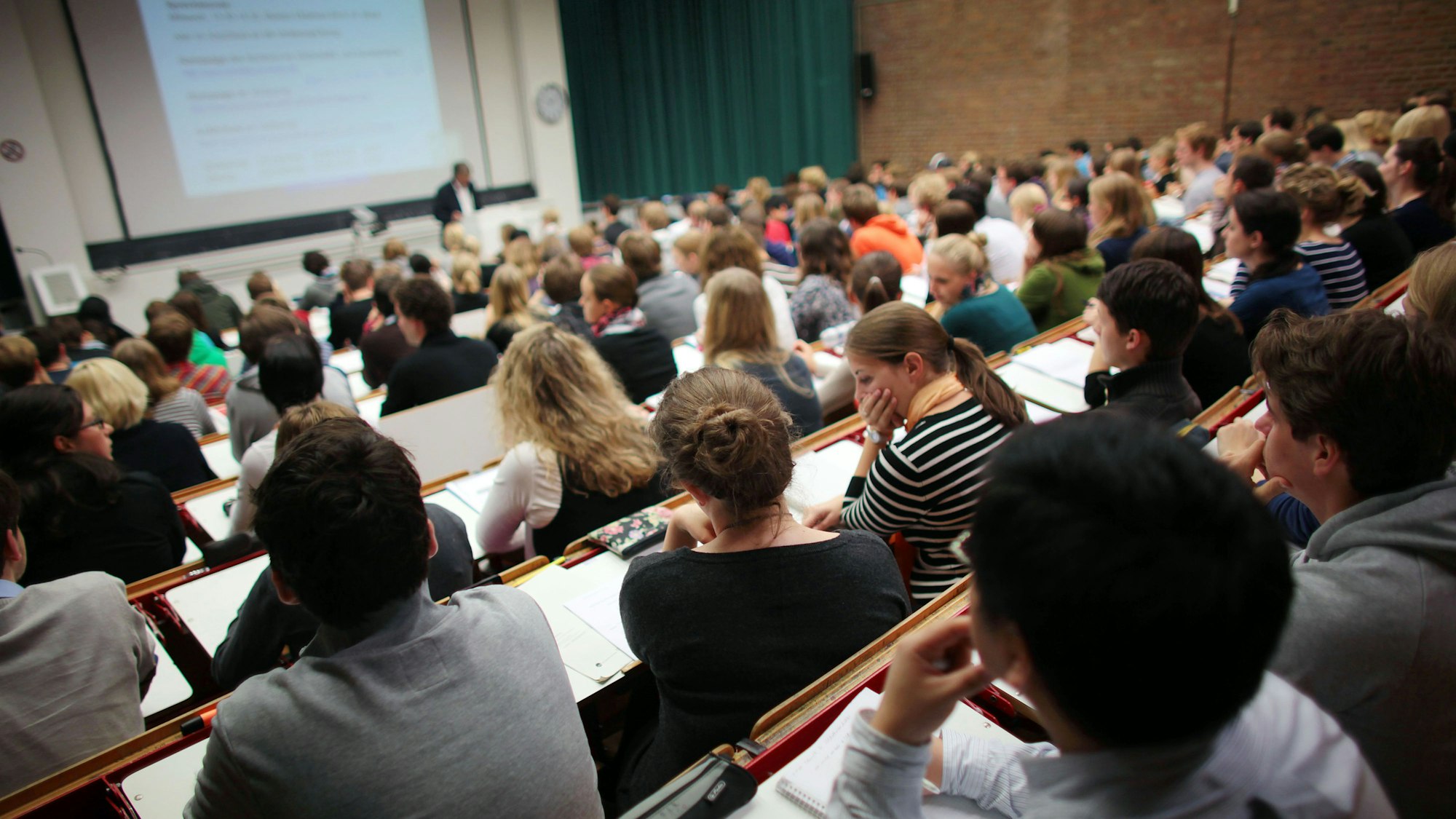 Studenten verfolgen an der Universität Köln in einem Hörsaal eine Vorlesung.