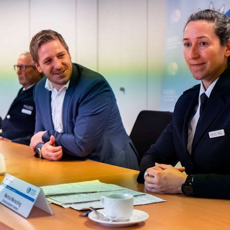 Das Bild zeigt Martina Mensching während einer Pressekonferenz. Auch Landrat Markus Ramers sitzt mit am Tisch.