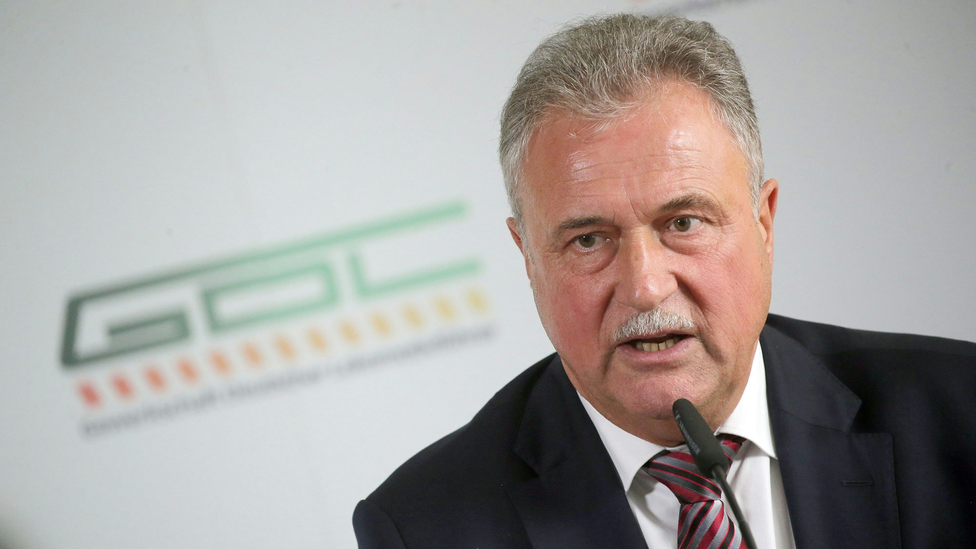 GDL-Chef Claus Weselsky hat sich mit dem ersten Streik im Tarifkonflikt mit der Deutschen Bahn zufrieden gezeigt.