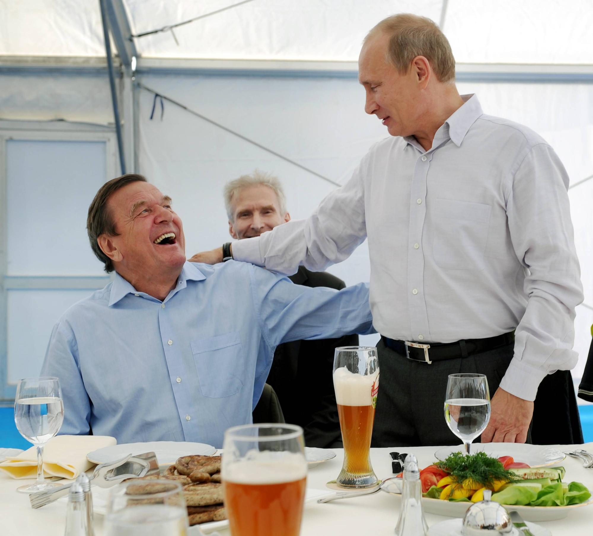Freundschaftlich verbunden: Kremlchef Wladimir Putin (r.) mit dem ehemaligen deutschen Bundeskanzler Gerhard Schröder. (Archivbild)