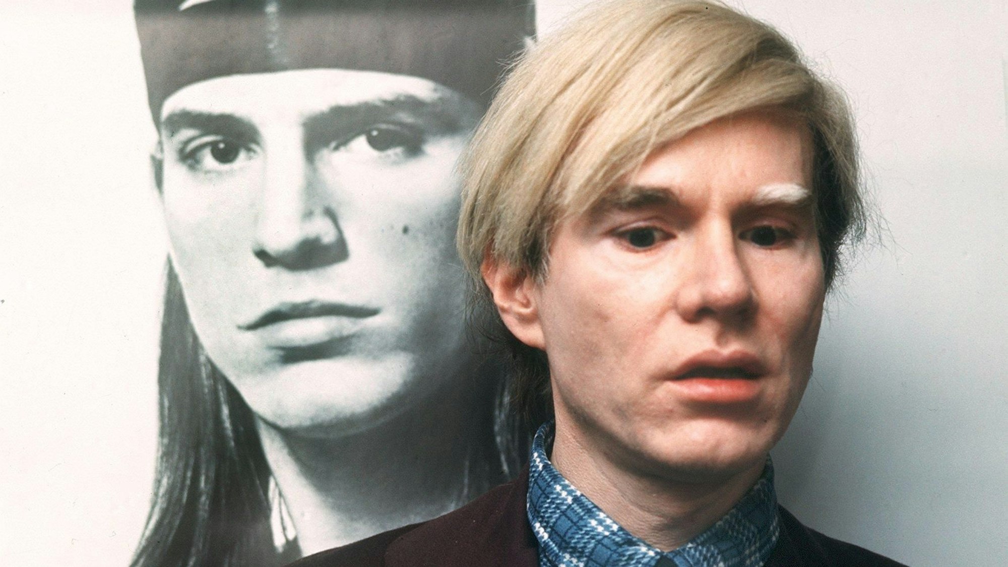 Der amerikanische Pop-Art-Künstler Andy Warhol vor einem seiner Bilder in München (Archivfoto vom März 1971). Andy Warhol ist nicht der erfolgreichste, aber einer der bekanntesten Künstler des 20. Jahrhunderts. Vor 25 Jahren starb er, völlig überraschend, mit gerade 58 Jahren.
