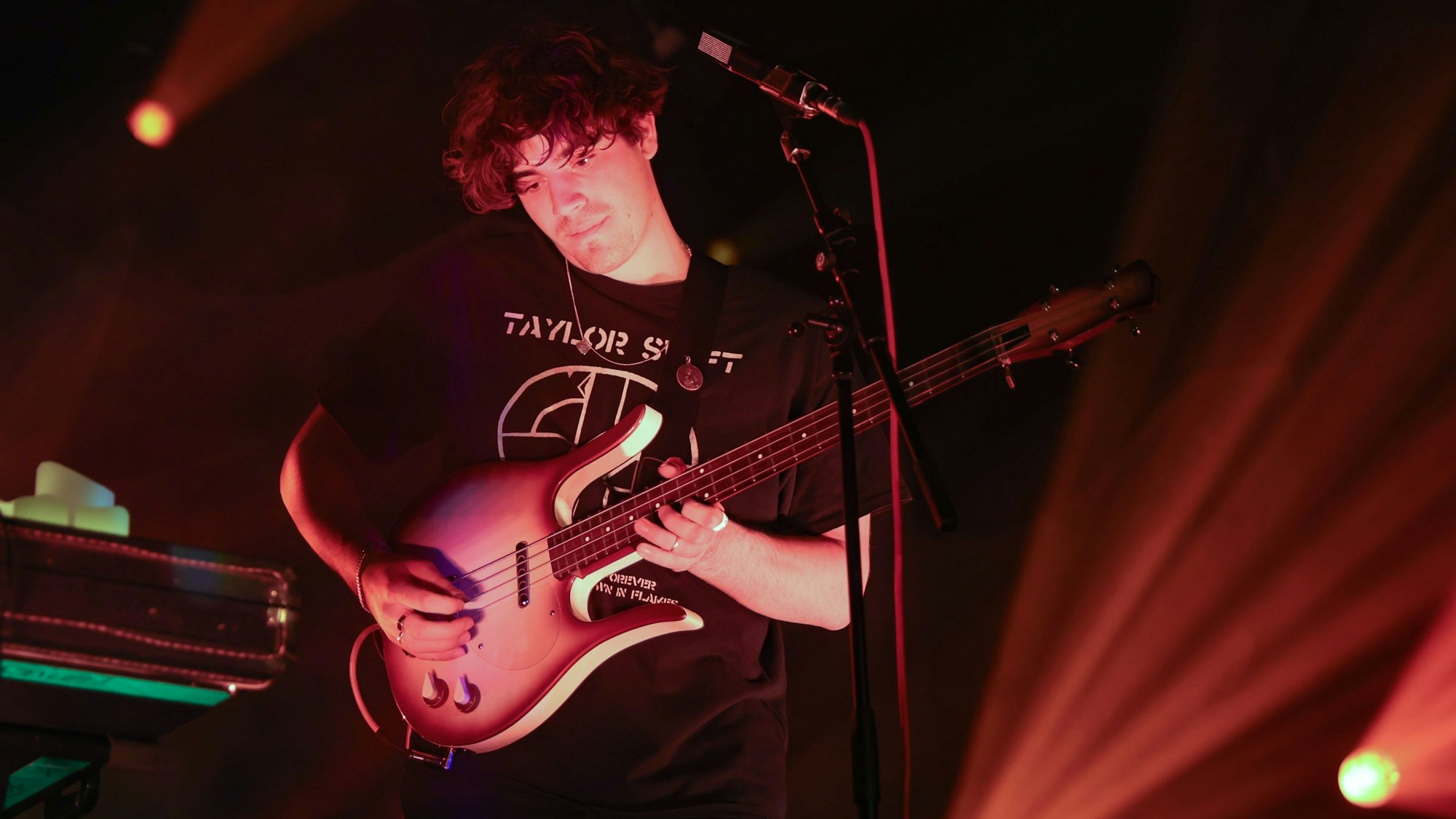 14.11.2023
Köln:
Der junge Stuttgarter Musiker Edwin Rosen hat sich alte Dunkel-Popper wie Joy Division und Grauzone zum Vorbild genommen und geht damit gerade durch die Decke und verkauft dreimal hintereinander das Carlswerk Victoria aus.