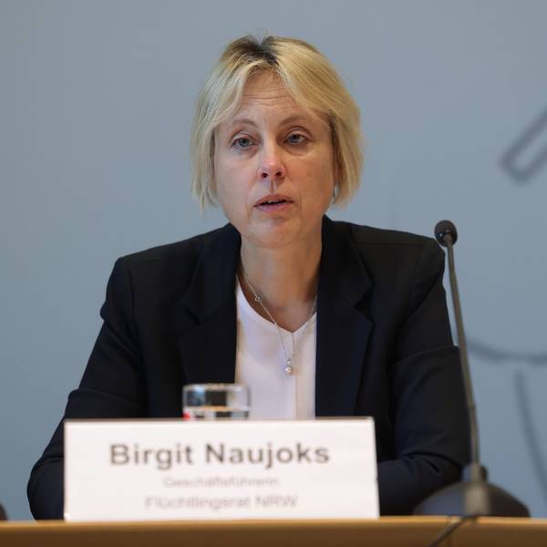 15.11.2023, Nordrhein-Westfalen, Düsseldorf: Birgit Naujoks, Geschäftsführerin Flüchtlingsrat Nordrhein-Westfalen, spricht bei einer Pressekonferenz in Düsseldorf zur Lage der Flüchtlingsunterkünfte. Foto: David Young/dpa +++ dpa-Bildfunk +++