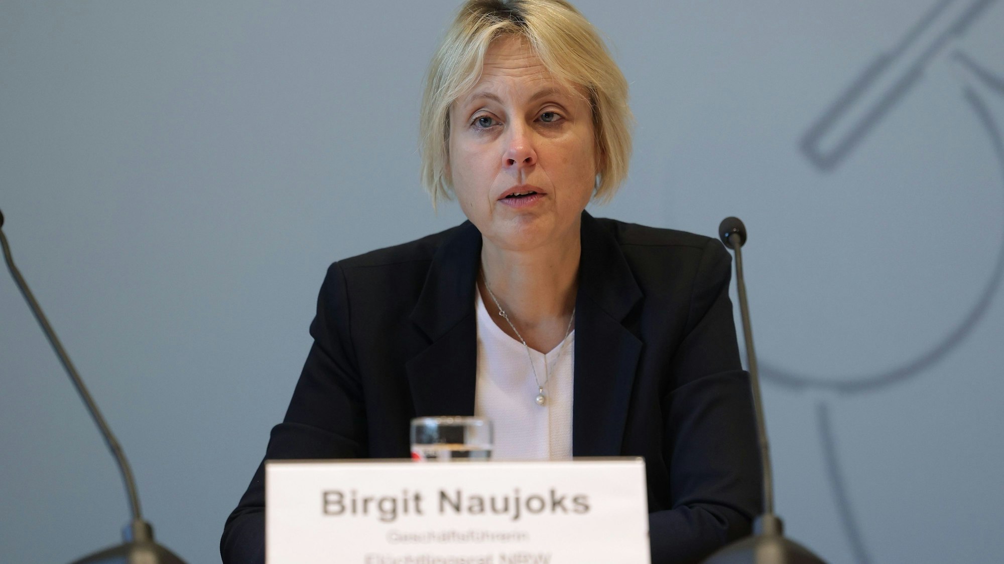 15.11.2023, Nordrhein-Westfalen, Düsseldorf: Birgit Naujoks, Geschäftsführerin Flüchtlingsrat Nordrhein-Westfalen, spricht bei einer Pressekonferenz in Düsseldorf zur Lage der Flüchtlingsunterkünfte. Foto: David Young/dpa +++ dpa-Bildfunk +++
