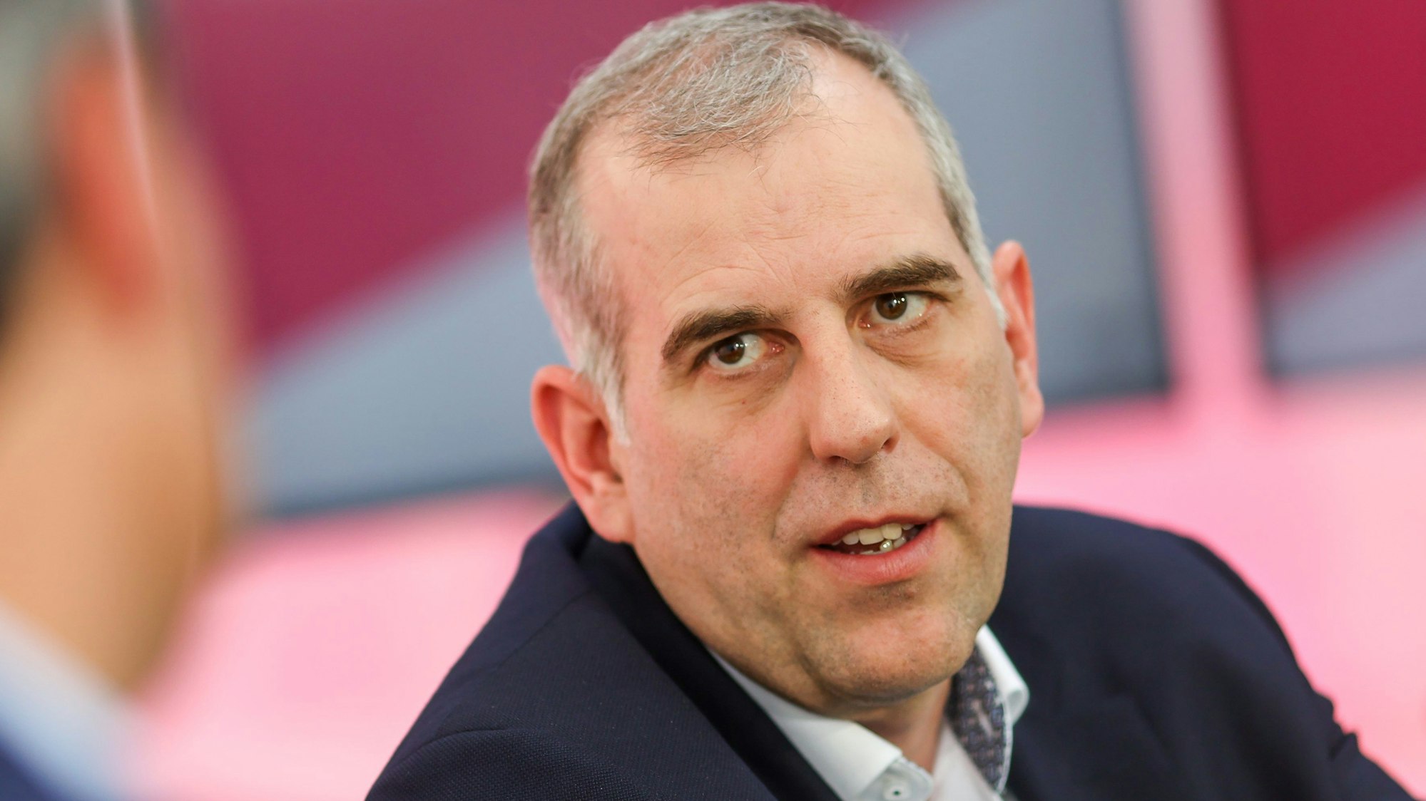 ARCHIV - 02.06.2021, Sachsen, Leipzig: Stephan Schmitter, Geschäftsführer RTL News GmbH, sitzt auf einem Podium auf den Medientagen Mitteldeutschland. RTL Deutschland hat nach dem Kauf der Magazine des Hamburger Verlagshauses Gruner + Jahr eine neue Redaktionsstruktur erarbeitet.