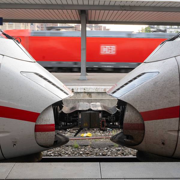 Zwei ICE-Züge der Deutschen Bahn sind auf dem Bahnhof zusammengekoppelt.