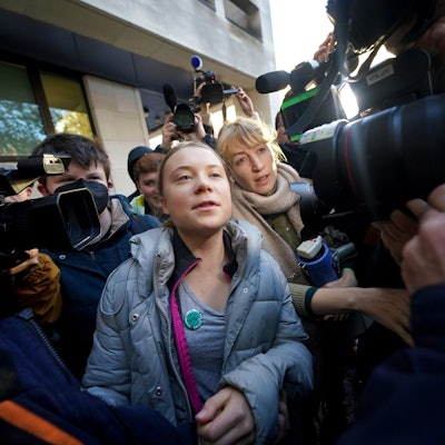 Greta Thunberg (M), Klimaaktivistin aus Schweden, trifft vor dem Westminster Magistrates' Court ein.