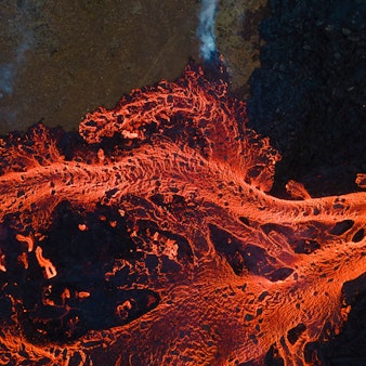 Auf der Reykjanes-Halbinsel kommt es seit Monaten zu Vulkanausbrüchen. Geologen fürchten, dass ein großer Magmatunnel unter dem Ort Grindavík ausbrechen könnte. Sie rechnen mit dem größten Vulkanausbruch seit 50 Jahren. (Archivbild)