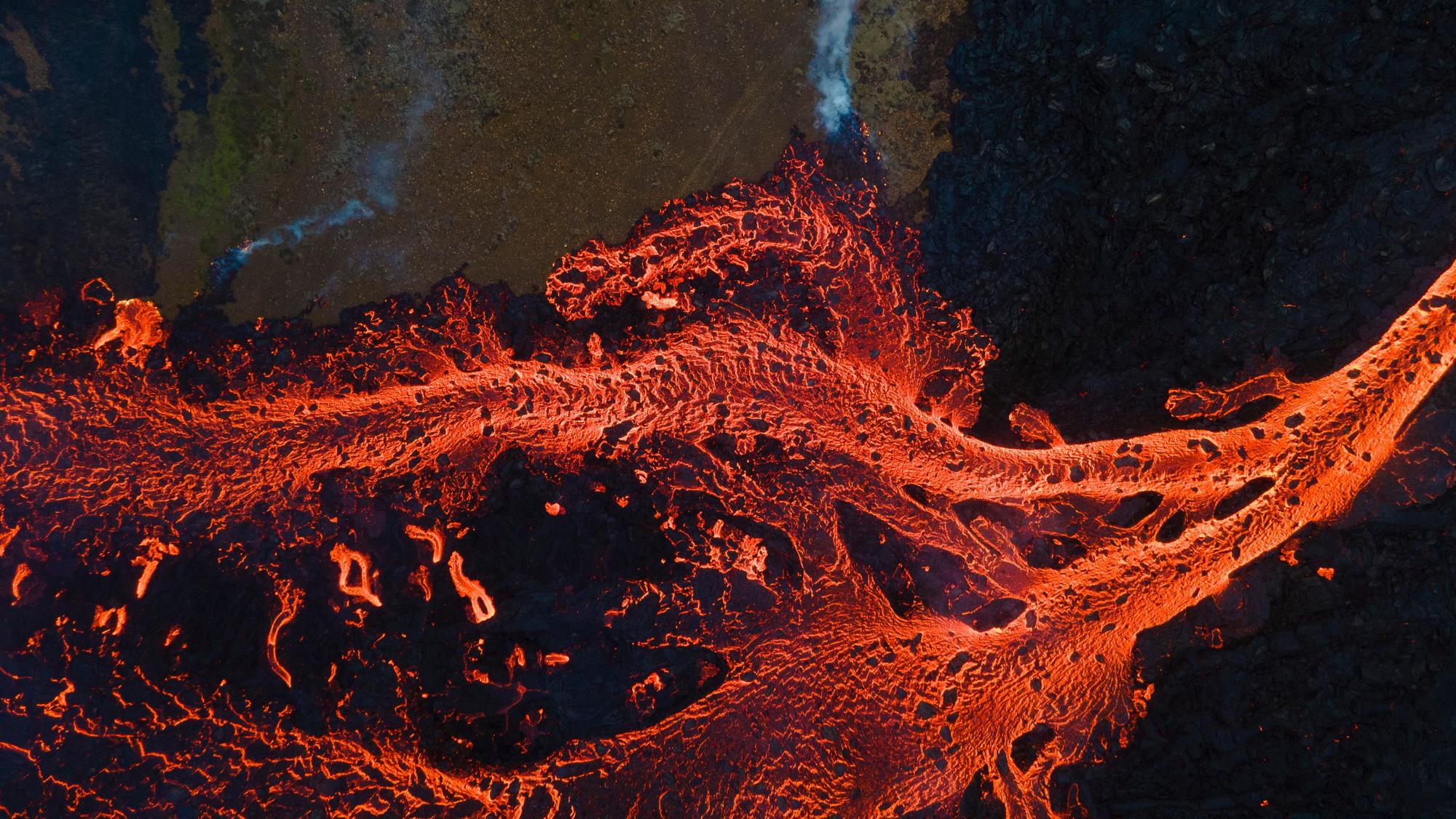 Auf der Reykjanes-Halbinsel kommt es seit Monaten zu Vulkanausbrüchen. Geologen fürchten, dass ein großer Magmatunnel unter dem Ort Grindavík ausbrechen könnte. Sie rechnen mit dem größten Vulkanausbruch seit 50 Jahren. (Archivbild)
