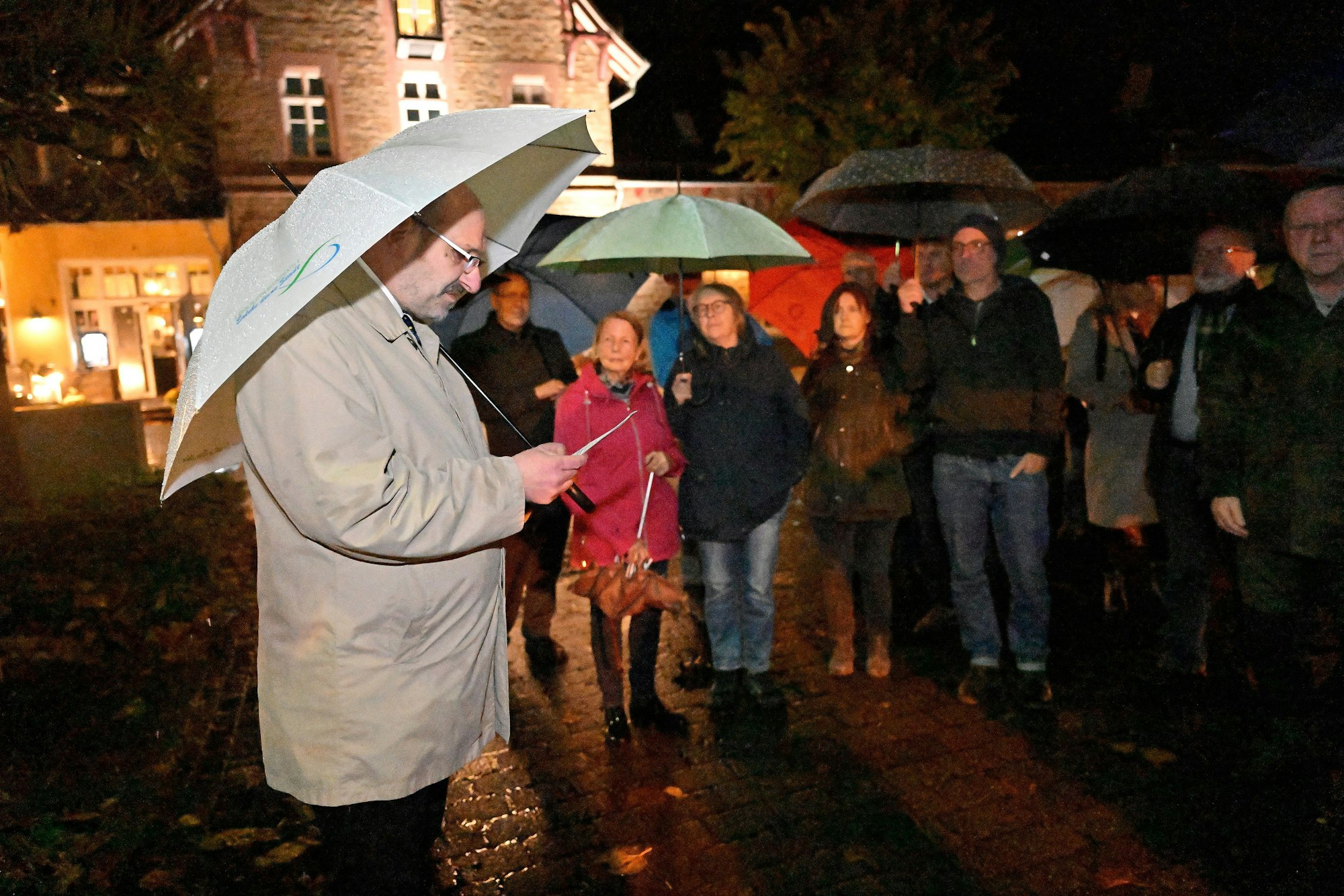 Bahnhofsplatz. Gedenkplakatte Dreifachmord