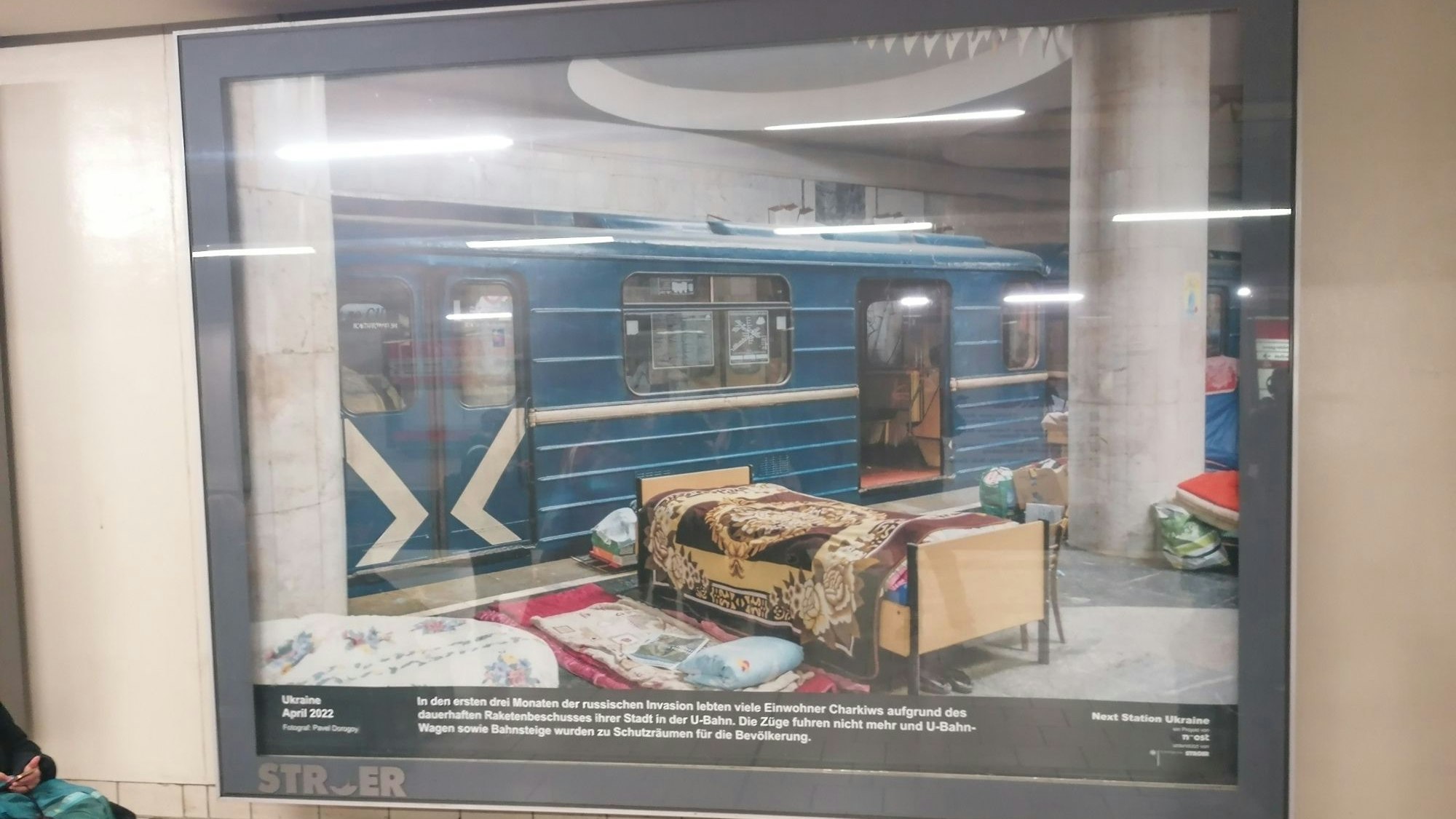 Aufnahmen aus ukrainischen U-Bahnstationen zu Anfang des Kriegs in der U-Bah-Station Neumarkt.