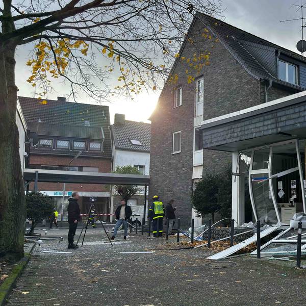 Die Volksbank-Filiale in Worringen wurde bei der Explosion zerstört.
