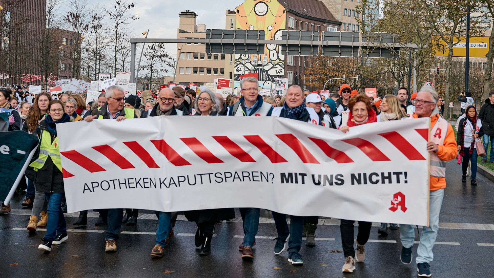 Plakate und Transparente sind bei der zentralen Kundgebung für den Apotheken-Protest zu sehen.