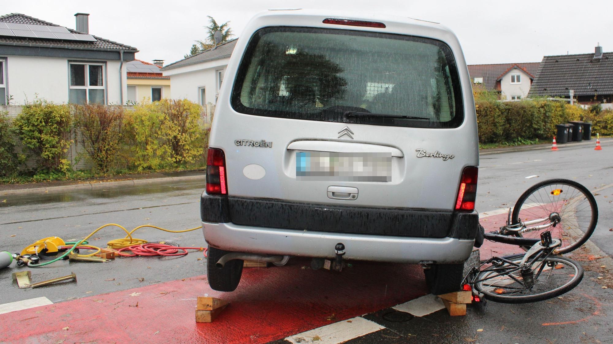 Der Fahrradfahrer wurde unter dem Pkw eingeklemmt und musste durch die Feuerwehr befreit werden.