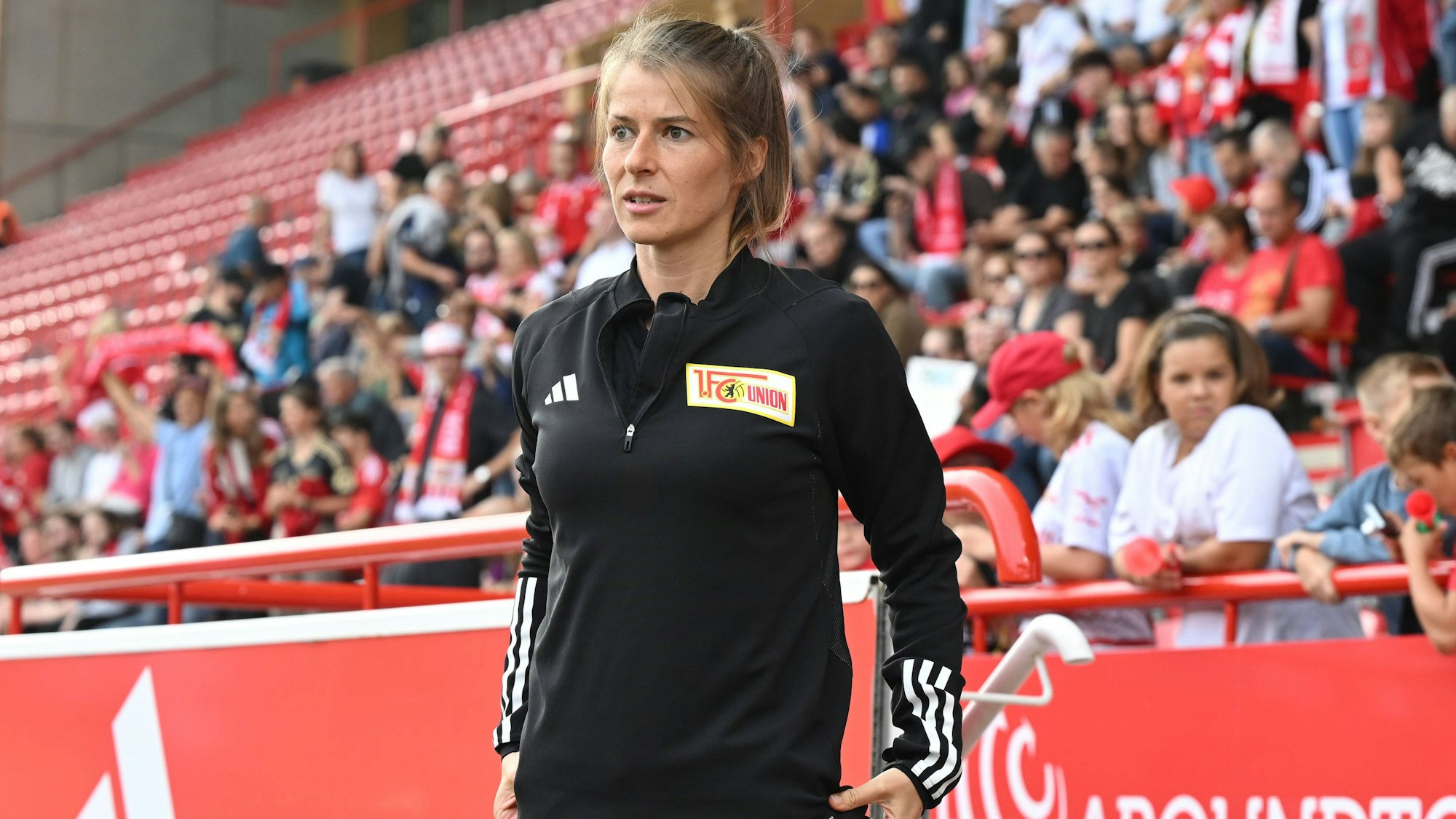 Co-Trainerin Marie-Louise Eta steht bei der U19 des 1. FC Union Berlin an der Seitenlinie.