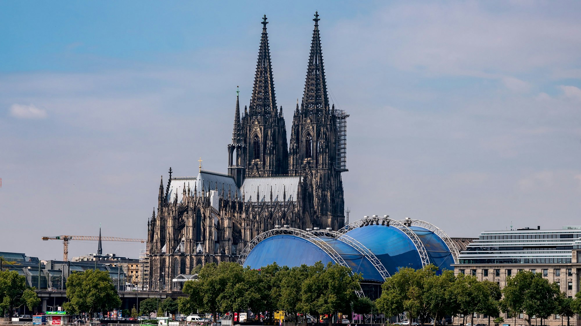 Das sogenannte „Blaue Zelt“: Der Musical Dome vor dem Kölner Dom.