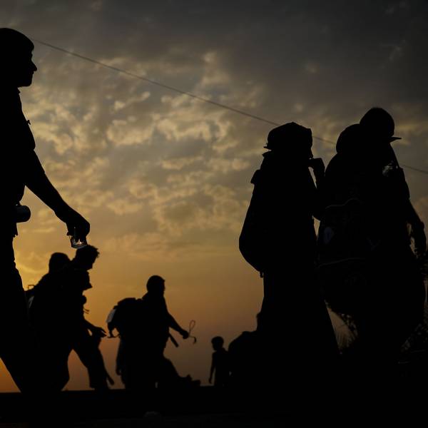 Die Silhouette von zwei Frauen in der Abenddämmerung