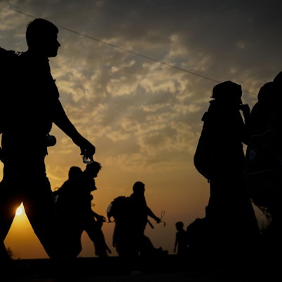 Die Silhouette von zwei Frauen in der Abenddämmerung