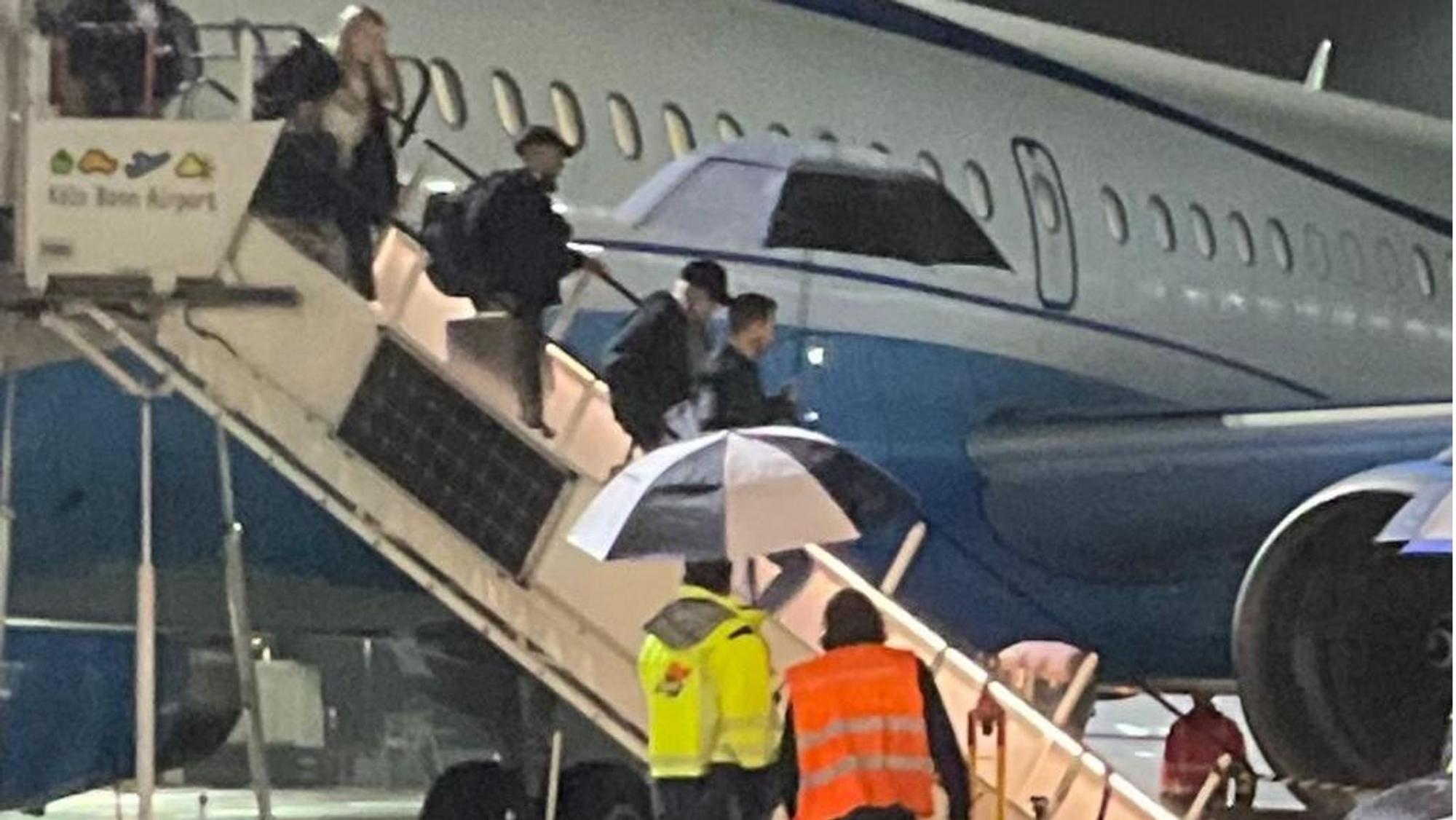 Gut abgeschirmt landet die US-amerikanische Sängerin am Flughafen Köln-Bonn.