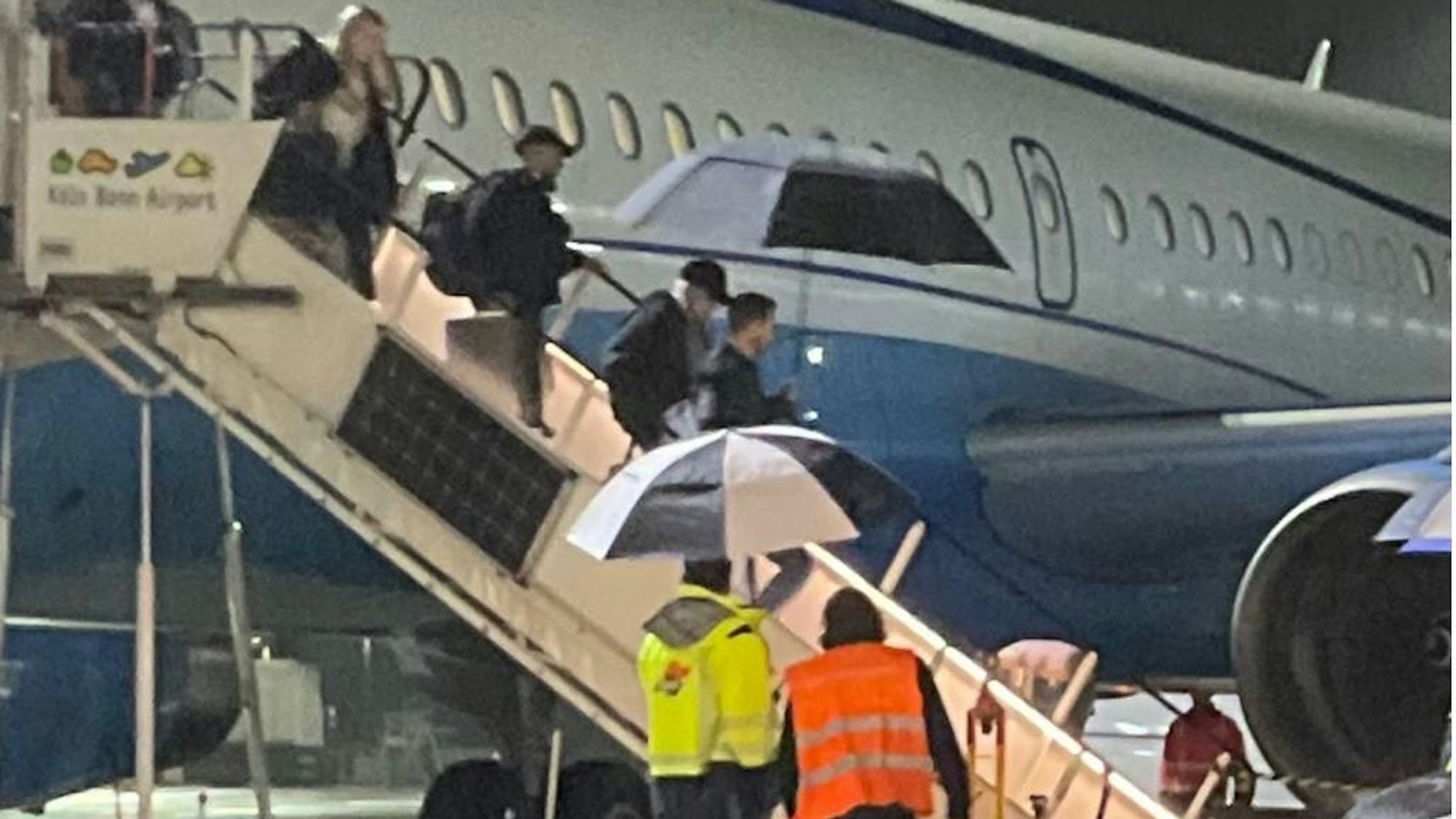 Gut abgeschirmt landet die US-amerikanische Sängerin am Flughafen Köln-Bonn.