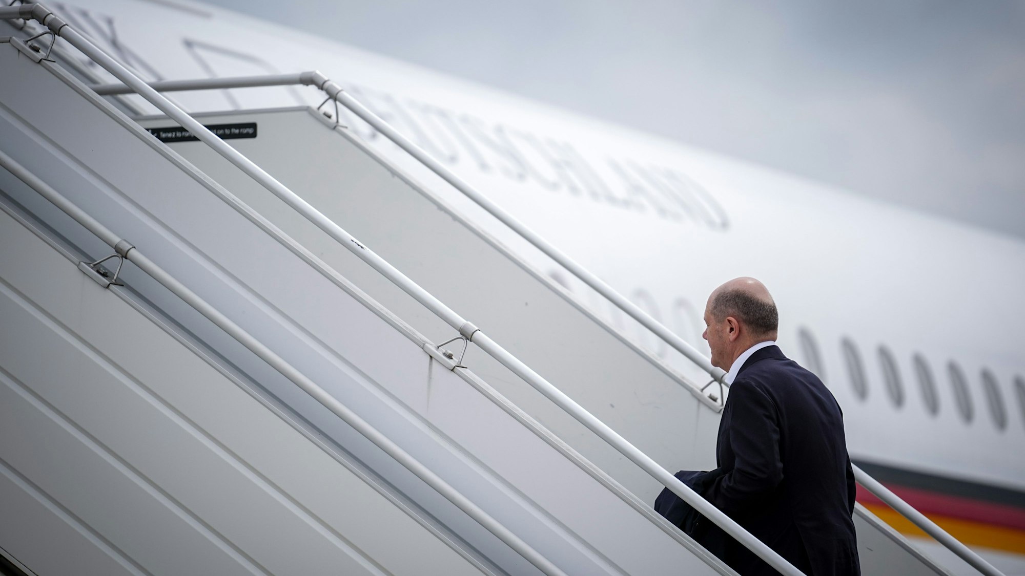 Muss viel reisen: Olaf Scholz an einem Regierungsflugzeug, als Bundeskanzler hat er rund einen Monat im Flieger verbracht. (Archivbild)