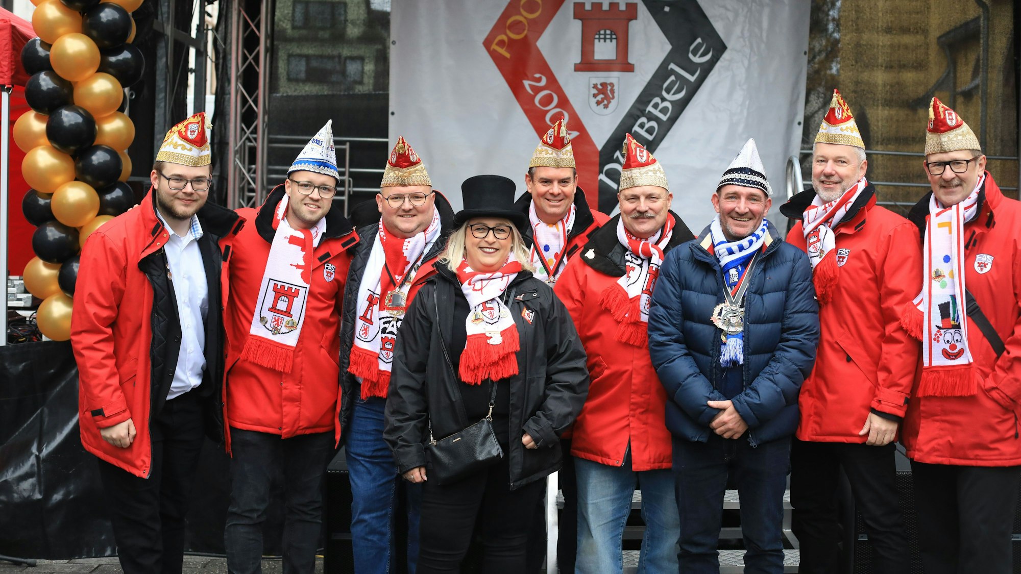 Die Mitglieder stehen in einer Reihe.