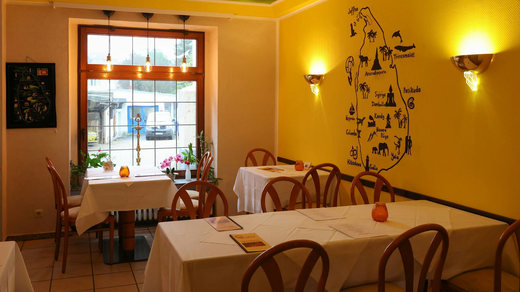 Ein Wandbild zeigt eine Karte von Sri Lanka.