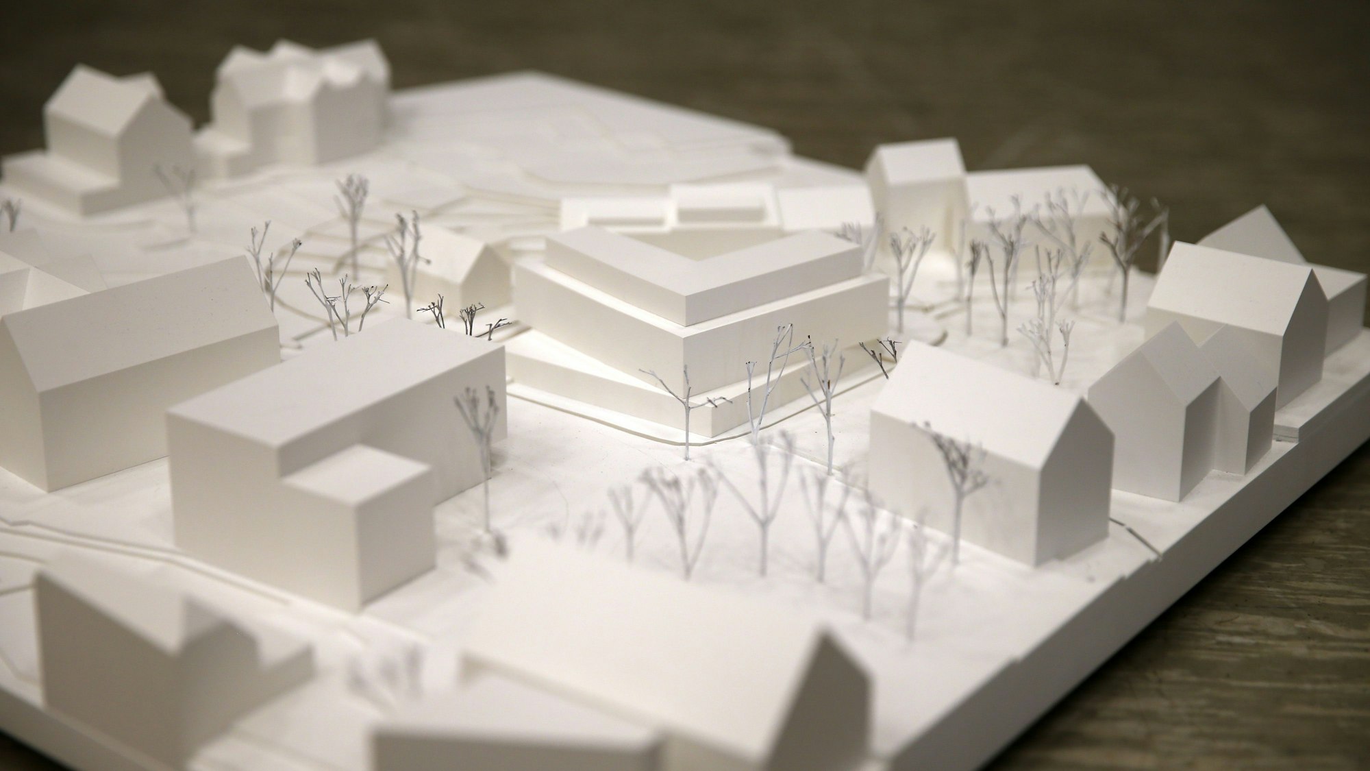 Ein weißes Holzmodell der Innenstadt zeigt ein eckiges, dreigeschossiges Flachdachhaus am Standort des alten Hotels.