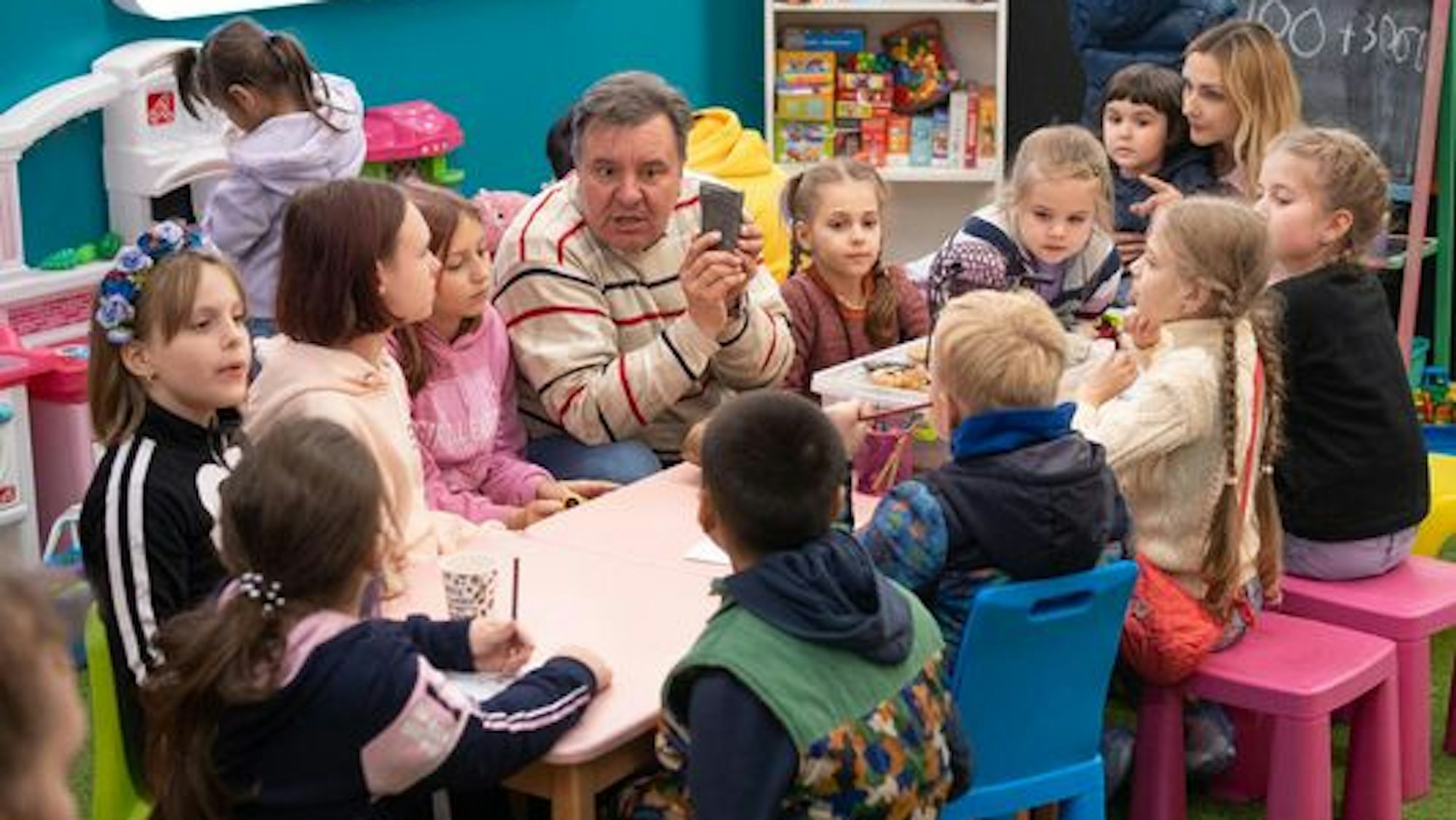 Improvisierter Unterricht in einer Metro-Station im ukrainischen Charkiw.