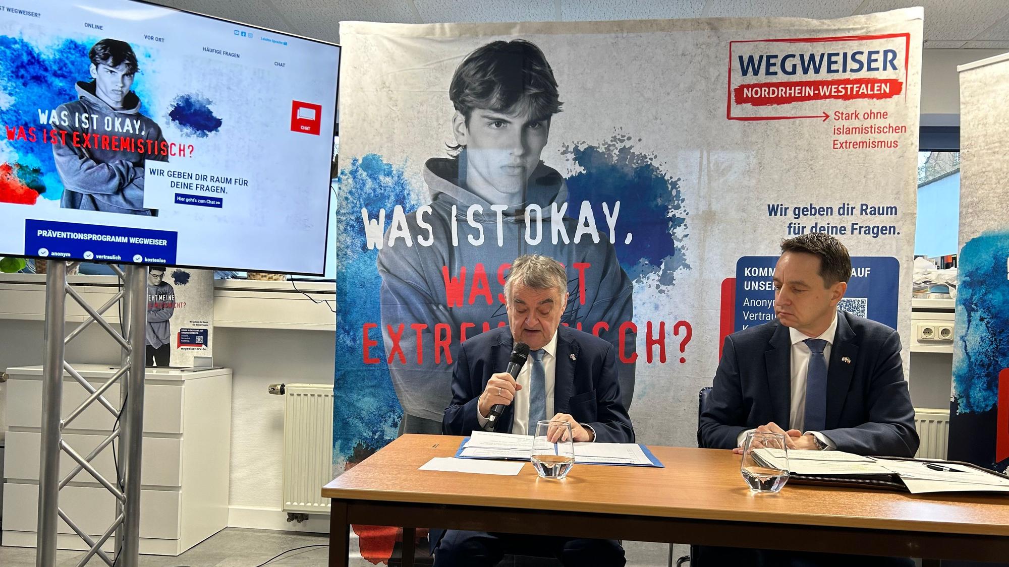 NRW-Innenminister Herbert Reul und NRW-Verfassungsschutzchef Jürgen Kayser am Mittwoch in Düsseldorf.