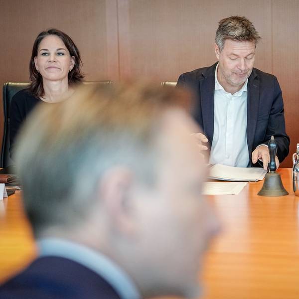 15.11.2023, Berlin: Bundeskanzler Olaf Scholz (r-l, SPD), Robert Habeck (Bündnis 90/Die Grünen), Bundesminister für Wirtschaft und Klimaschutz, Christian Lindner (FDP, vorne), Bundesminister der Finanzen, und Annalena Baerbock (Bündnis 90/Die Grünen), Außenministerin, nehmen an der Sitzung des Bundeskabinetts im Bundeskanzleramt teil. Foto: Kay Nietfeld/dpa +++ dpa-Bildfunk +++