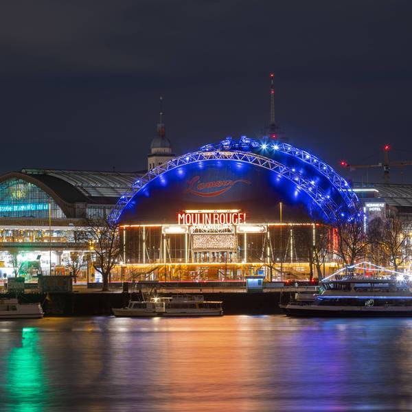 Blick bei Nacht vom Deutzer Rheinufer an der Hohenzollernbrücke auf den Musical Dome am Kölner Hauptbahnhof.