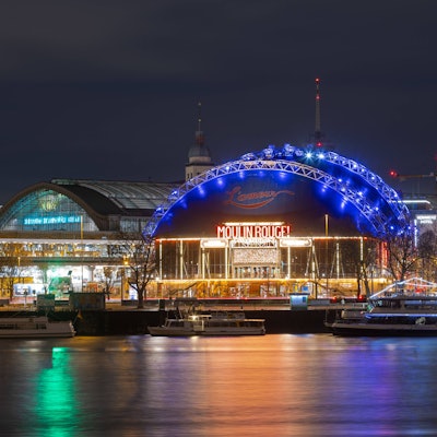 Blick bei Nacht vom Deutzer Rheinufer an der Hohenzollernbrücke auf den Musical Dome am Kölner Hauptbahnhof.