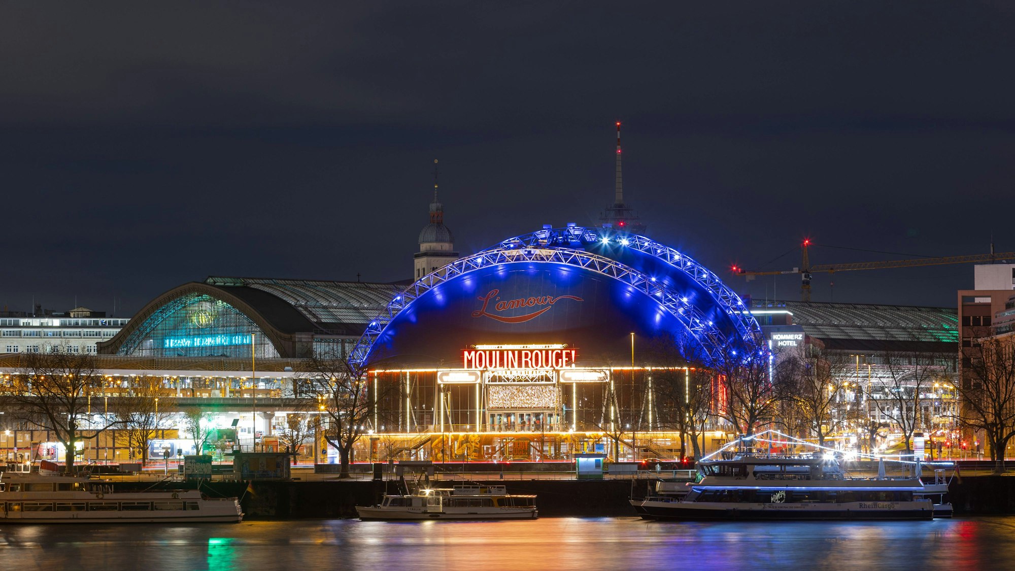 Blick bei Nacht vom Deutzer Rheinufer an der Hohenzollernbrücke auf den Musical Dome am Kölner Hauptbahnhof.