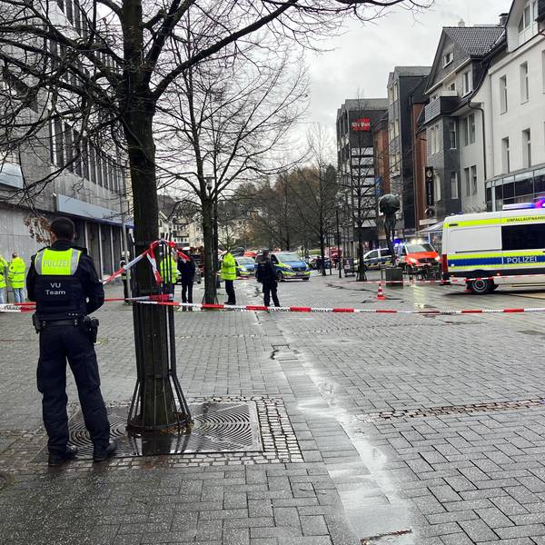 Mehrere Polizeiautos, Absperrband und Rettungswagen im Einsatz.