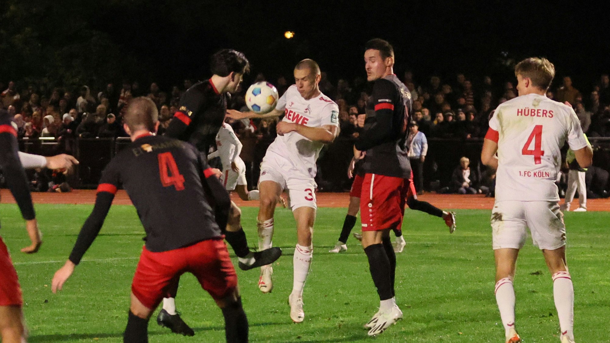 Florian Dietz (M.) bekam beim Testspiel gegen die SpVg Porz mal wieder eine Chance, sich zu zeigen. Der 1. FC Köln siegte mit 8:0 gegen den Mittelrheinligisten.