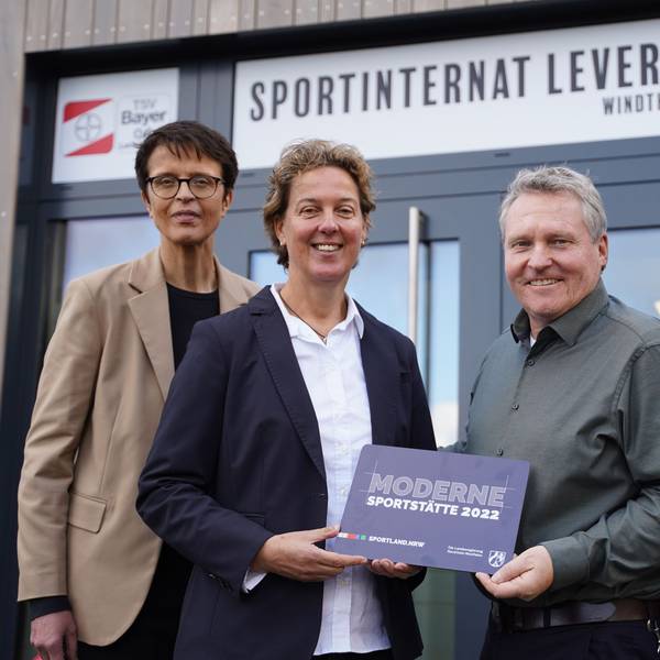 Anne Wingchen (Geschäftsführerin TSV Bayer 04 Leverkusen), Steffi Nerius (Leiterin Sportinternat Leverkusen), Detlef Berthold (Staatskanzlei NRW) und Klaus Beck (Vorsitzender TSV Bayer 04 Leverkusen) vor dem neuen Eingang des Sportinternats.