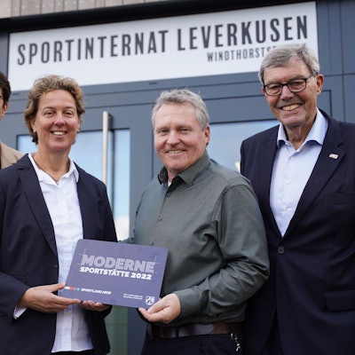 Anne Wingchen (Geschäftsführerin TSV Bayer 04 Leverkusen), Steffi Nerius (Leiterin Sportinternat Leverkusen), Detlef Berthold (Staatskanzlei NRW) und Klaus Beck (Vorsitzender TSV Bayer 04 Leverkusen) vor dem neuen Eingang des Sportinternats.