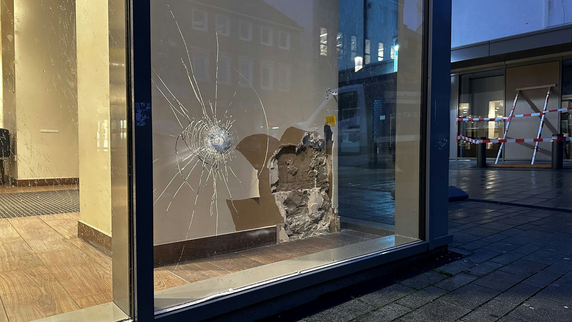 Ein Einschussloch am Geschäft Backwerk.