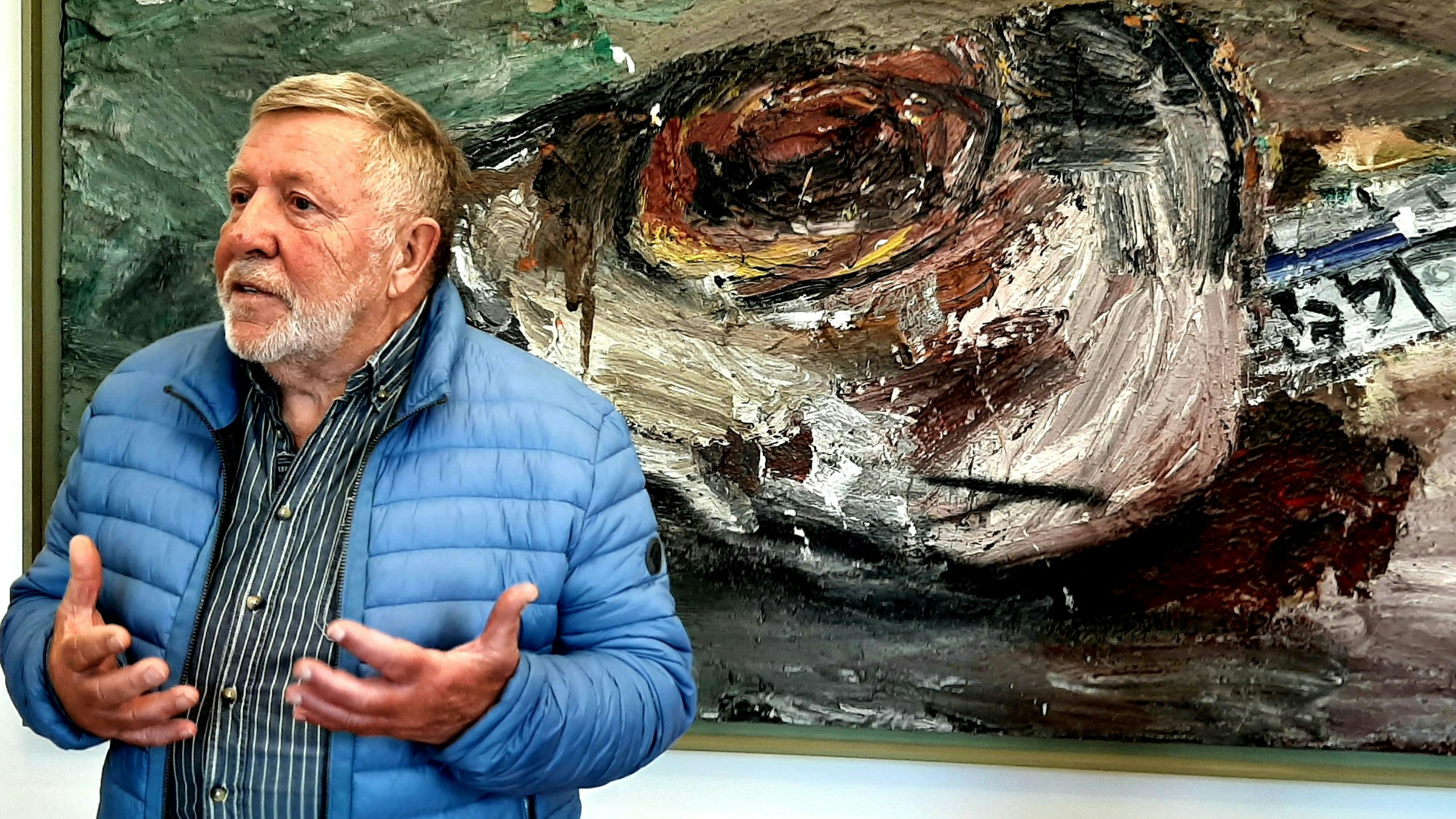 Ausstellung "sein & haben" im Museum Morsbroich. Menschen aus der Stadtgesellschaft kuratierten gemeinsam mit Kuratorin Thekla Zell aus der Sammlung des Museums in Leverkusen heraus je einen eigenen Raum, darunter auch Olive, Gülüzar Büyrü-Yildirim und Rolf Nietzard (im Bild).