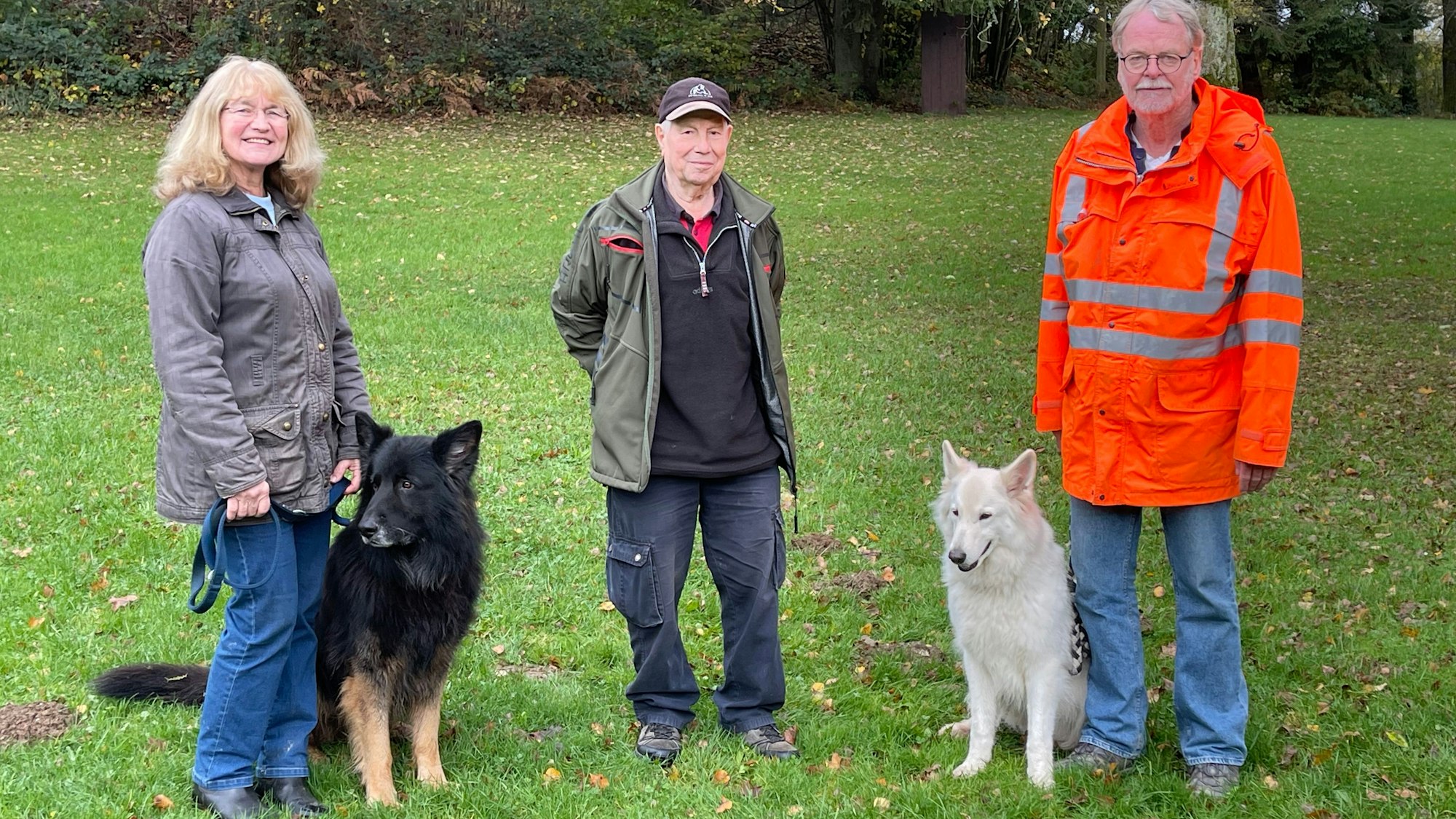 In der Gemeinde Marienheide steht der Schäferhundverein Kotthausen vor einer ungewissen Zukunft. Das 60-jährige Bestehen sind für Ute Neuhoff mit Rex (von links), Heinz Werner Burgardt sowie Fred Jansen mit Flocke kein Grund zu feiern.