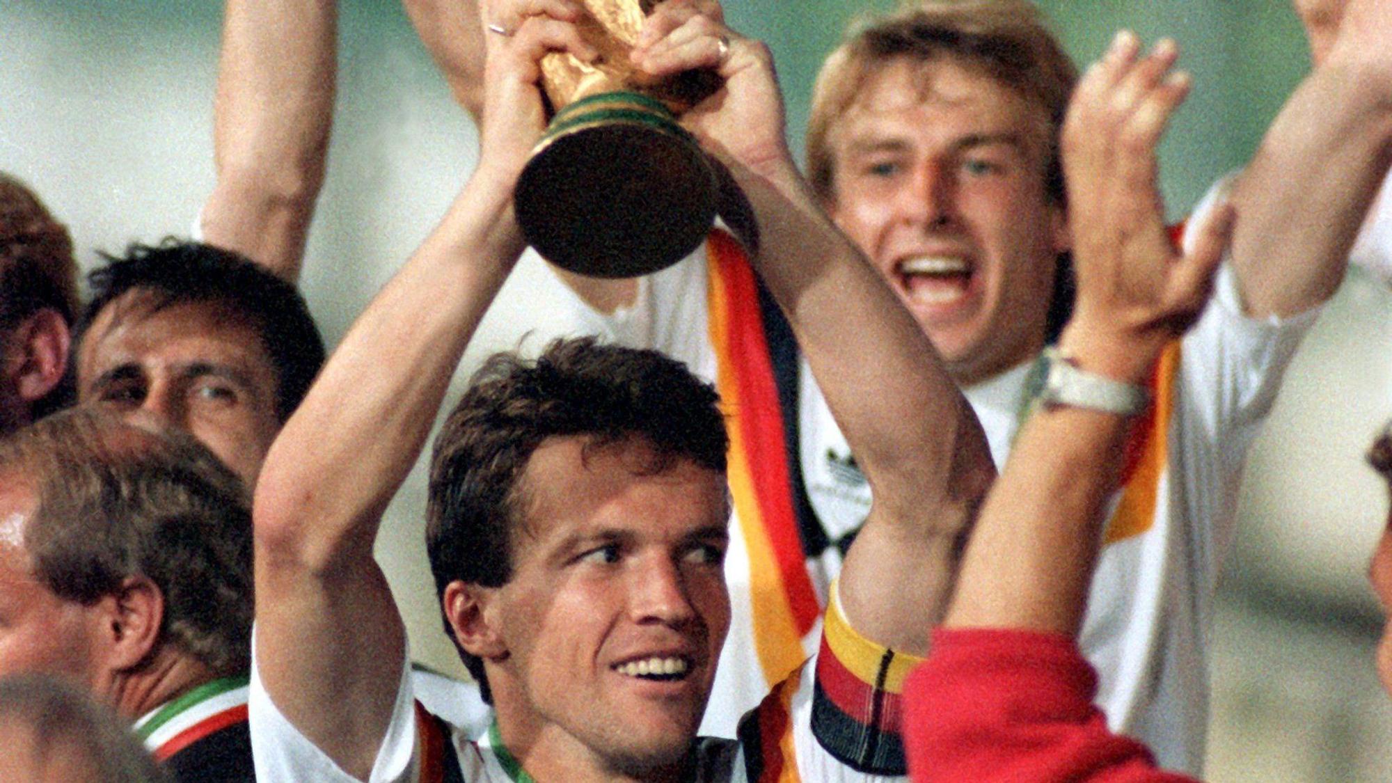 8. Juli 1990: Lothar Matthäus mit dem WM-Pokal.